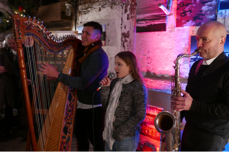 saxyarpa im Ole Hus in Ashausen. Mit Elena Starke vor den Exponaten des Kunstflohmarktes.