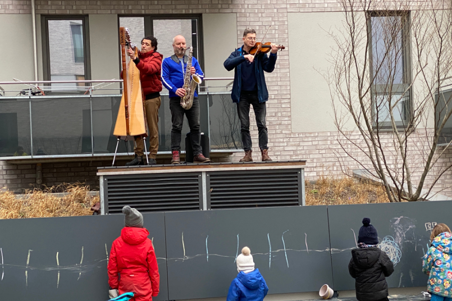 saxyarpa im Innenhof der Bakenallee Auf einem Luftschacht spielend