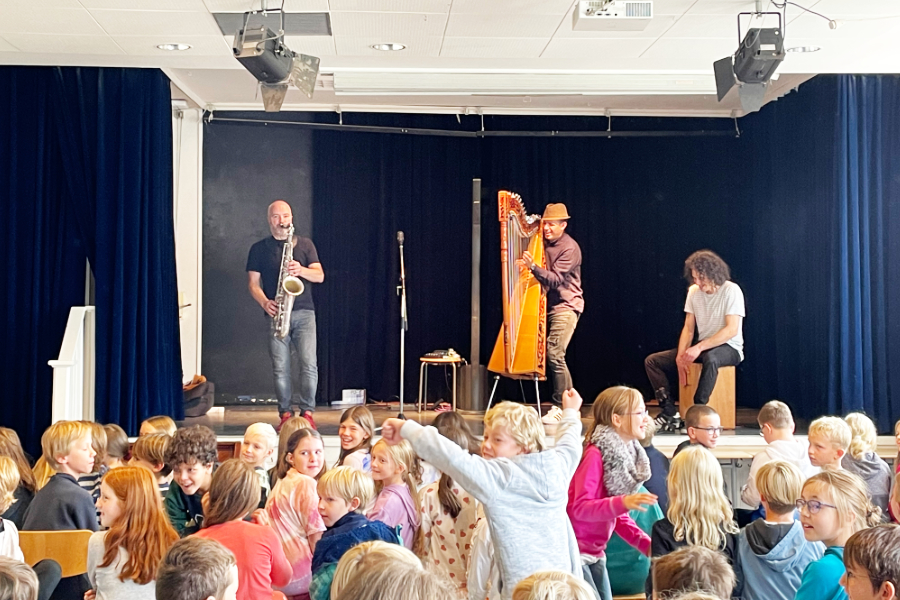 saxyarpa in der Grundschule Nettelnburg Viele Kinder im Publikum sind begeistert von saxyarpa.