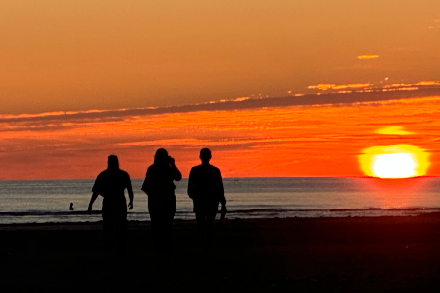 saxyarpa auf Amrum Die drei Musiker am Strand vor der untergehenden Sonne.