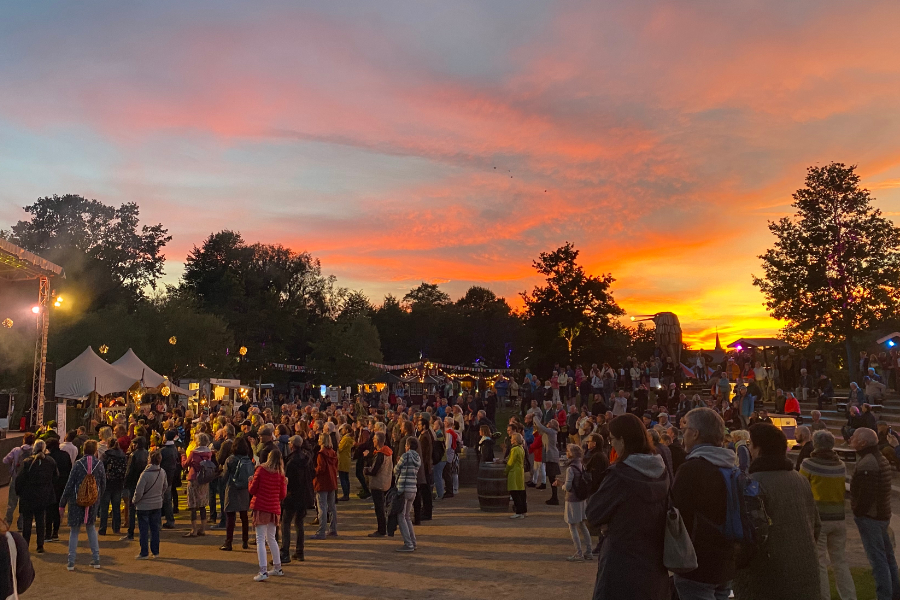 saxyarpa auf dem Norden Festival in Schleswig Abendhimmel über dem Festivalgelände.