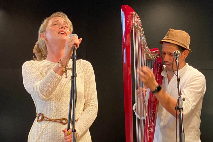 saxyarpa im La Sala, Reverb-Hotel Aitana singend und Alberto an der Harfe auf der Bühne des La Sala Restaurants.