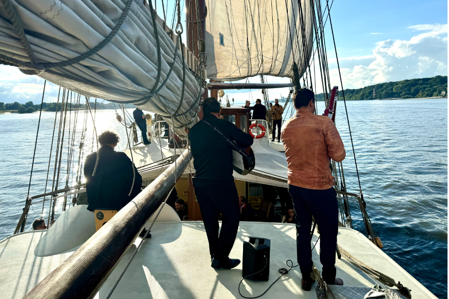 saxyapa auf hoher See Manuel, Anibal und Alberto spielend auf dem Kajütendach der Mare Frisium.