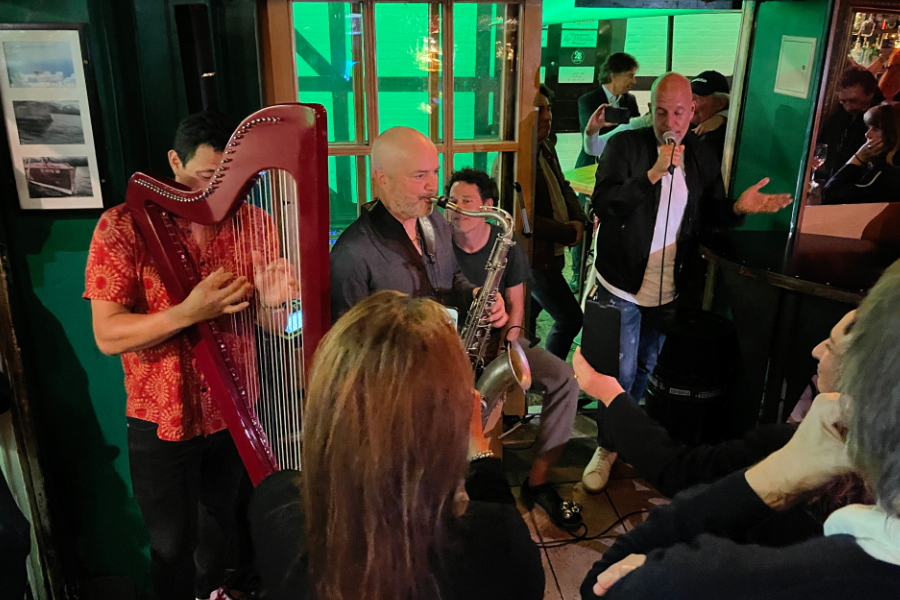 saxyarpa im Bierkrug Mit Lotto King Karl mitten in der Menschenmenge im Bierkrug.