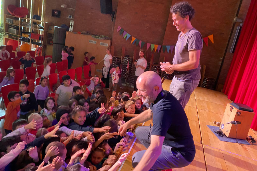 saxyarpa in der Schule Hohe Landwehr Hannes und Manuel klatschen den Kindern in die Hände.