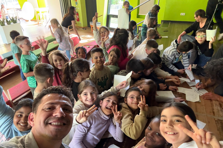 saxyarpa, Jeki-Konzert, Aueschule Finkenwerder - Die Kinder holen sich Autogramme ab.