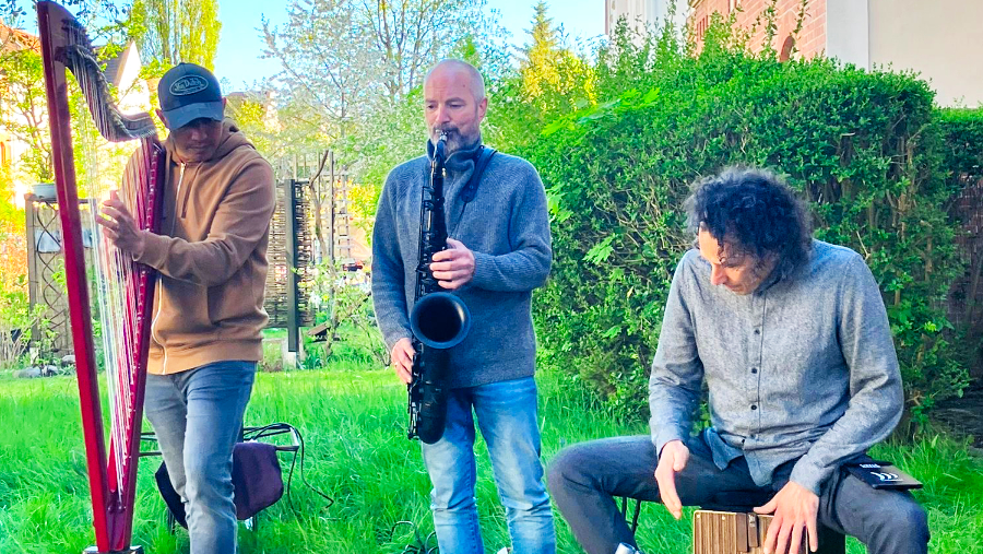 saxyarpa, Nachbarschafts-Kaffee, im Garten